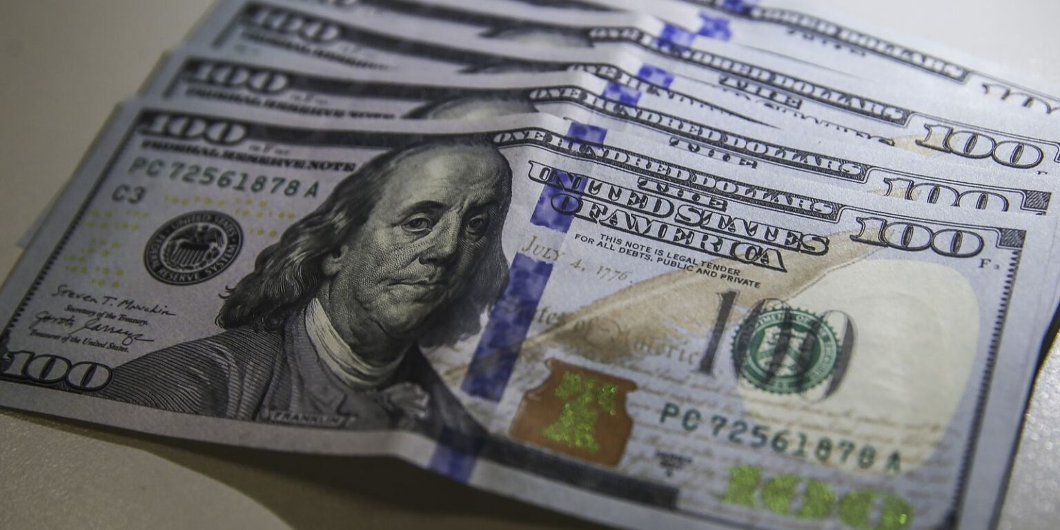 Dólar atinge R$ 5,75 com novas tarifas de Trump Dólar atinge R$ 5,75 com novas tarifas de Trump