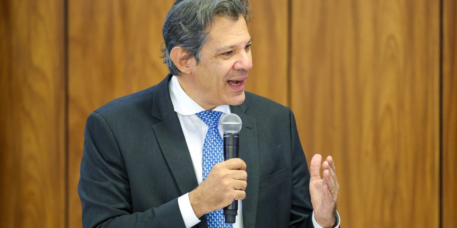 Haddad sai em defesa de arcabouço fiscal e se compromete com metas pzzb4591 2