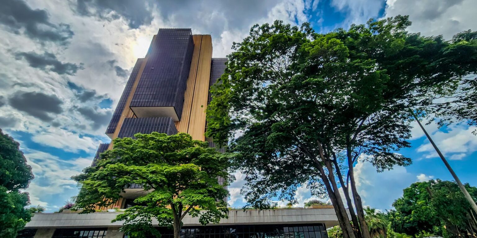 Taxa de Juros Média dos Bancos Atinge 43,7% ao Ano em Fevereiro