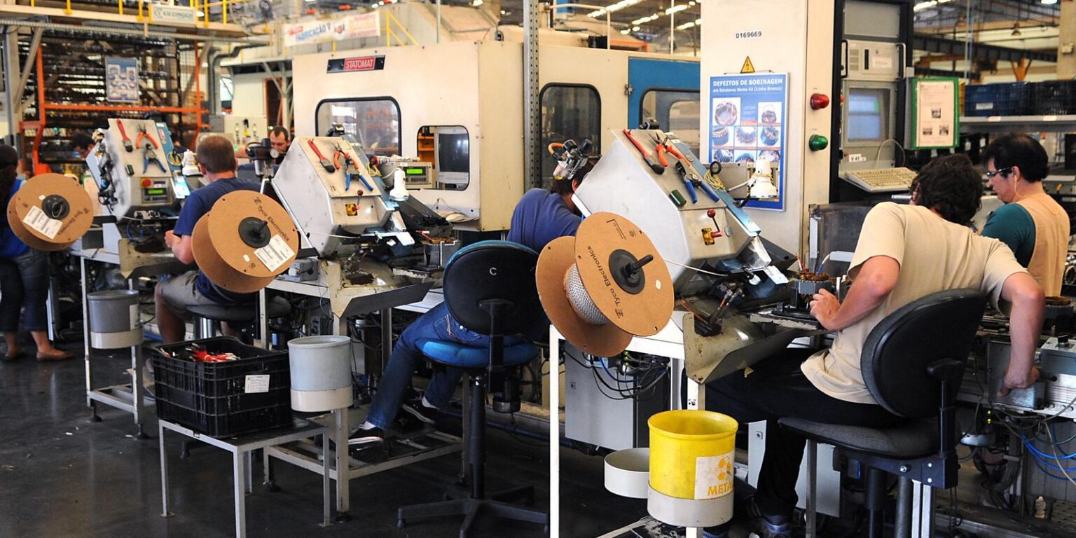 IBGE Reporta Queda da Indústria em Sete dos 15 Locais Analisados em Fevereiro