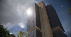 Economistas Reduzem Projeção do Dólar para R$ 5,90 em 2025 no Relatório Focus de Segunda-feira